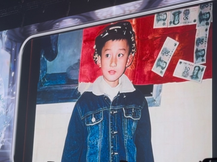 Itss the way Jiang Heng has come so far since he was a kid. He definitely never thought his future would be filled with this many supportive fans 🥺🥺🥺

⌞Cr. 只是一颗砂糖橘_⌝

JIANG LIGHTS UP BKK
#HengAttitudeOnStage
