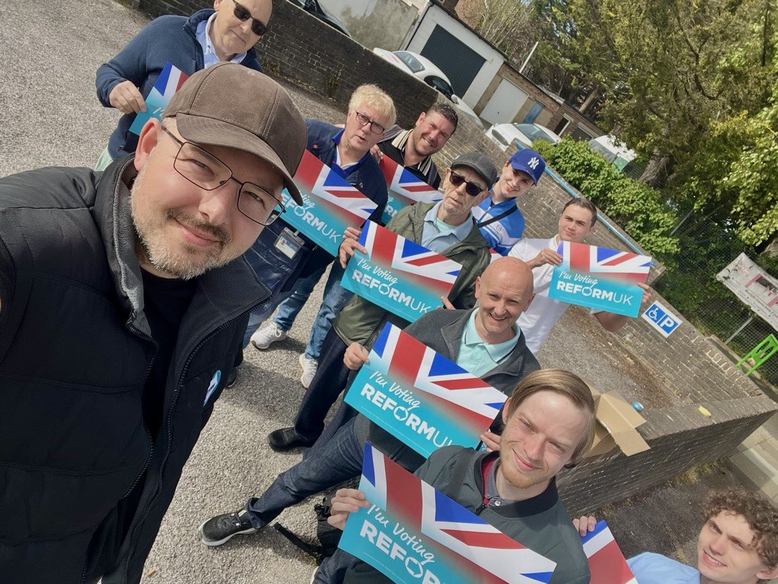 ReformDaily_'s tweet image. 🚪 Reform Portsmouth team are off for National Action Canvassing Day 🇬🇧

Aiming to knock 1,000 doors across the Portsmouth today 💪🏻

If you see them, be sure to say ‘hello!’ 👋🏻

#ReformUK #Portsmouth #CampaignTrail [@GeorgeUK @JacobS4Fratton @Joseph_Boam @JoeMStanden]
