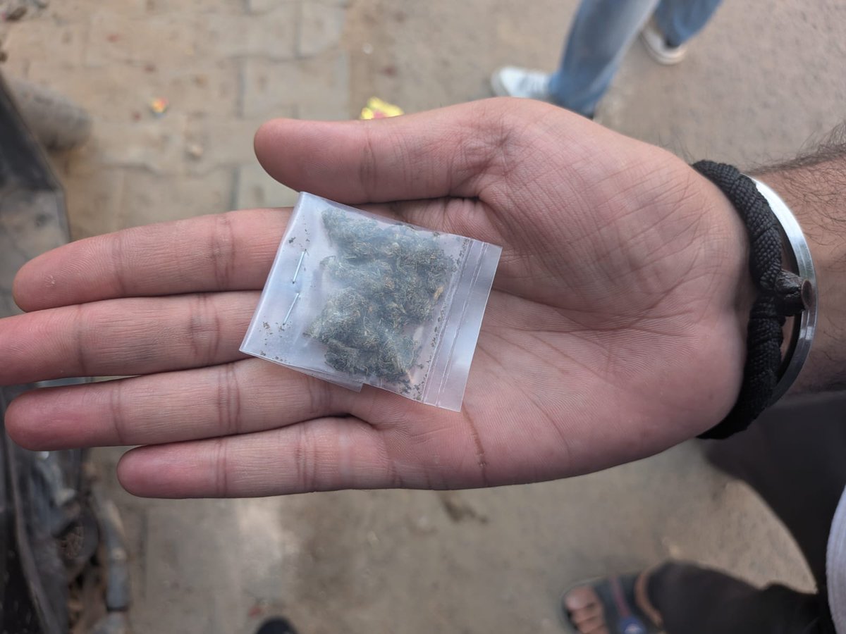 साहिबाबाद: DLF झुग्गियों में नशे और सट्टे का काला साम्राज्य, पुलिस संरक्षण के आरोपों से मचा हड़कंप।
साहिबाबाद/शालीमार गार्डन।
गाजियाबाद के थाना शालीमार गार्डन स्थित DLF झुग्गियों (CNG पंप के पीछे) में अवैध गतिविधियों का एक ऐसा जाल फैला है, जिसने स्थानीय निवासियों का जीना दूभर कर