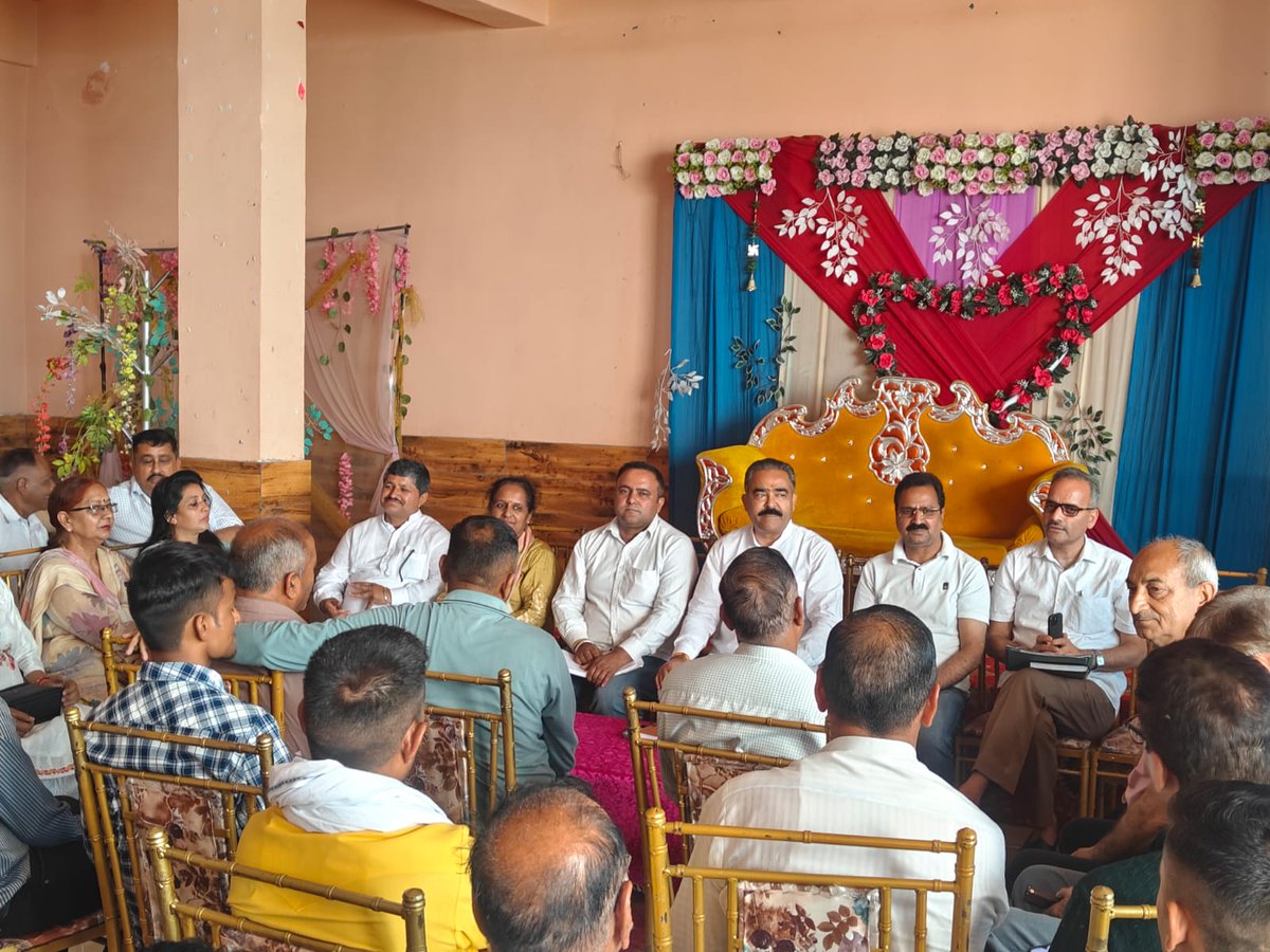 Bikramthakur64's tweet image. प्रागपुर वार्ड से जिला परिषद उम्मीदवार डॉ. केशव के समर्थन में आज कार्यकर्ताओं के साथ महत्वपूर्ण बैठक कर आगामी चुनावी रणनीति पर विस्तृत चर्चा की।
सभी साथियों ने एकजुट होकर क्षेत्र के विकास, सुशासन और जनसेवा के संकल्प को आगे बढ़ाने का विश्वास जताया।
#ZilaParishad #Pragpur #TeamWork