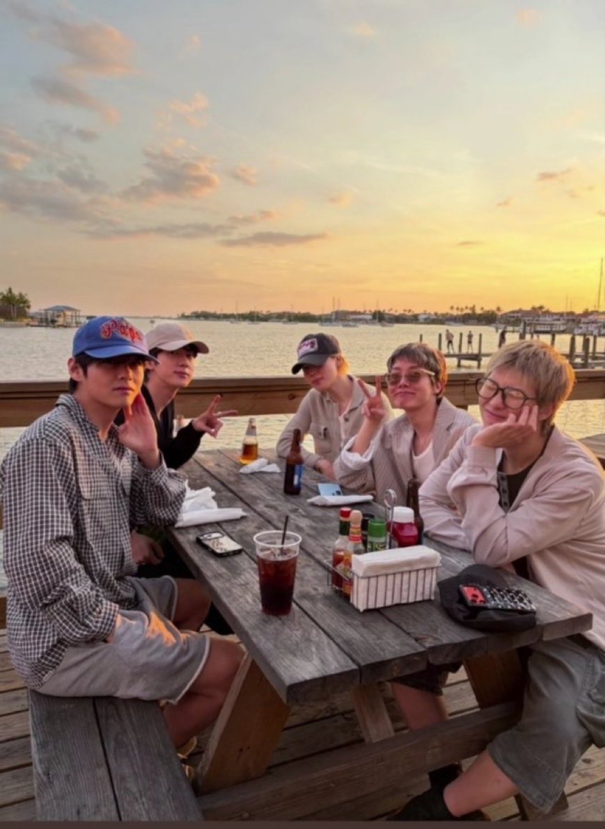 편안해 보이고 좋다
요즘엔 그냥... 차라리 거기서 눌러 살아라 싶다
물어뜯기만 하는 여기보단 좋아보인다
이런 사진이 너무 좋다가도 슬퍼진다 야