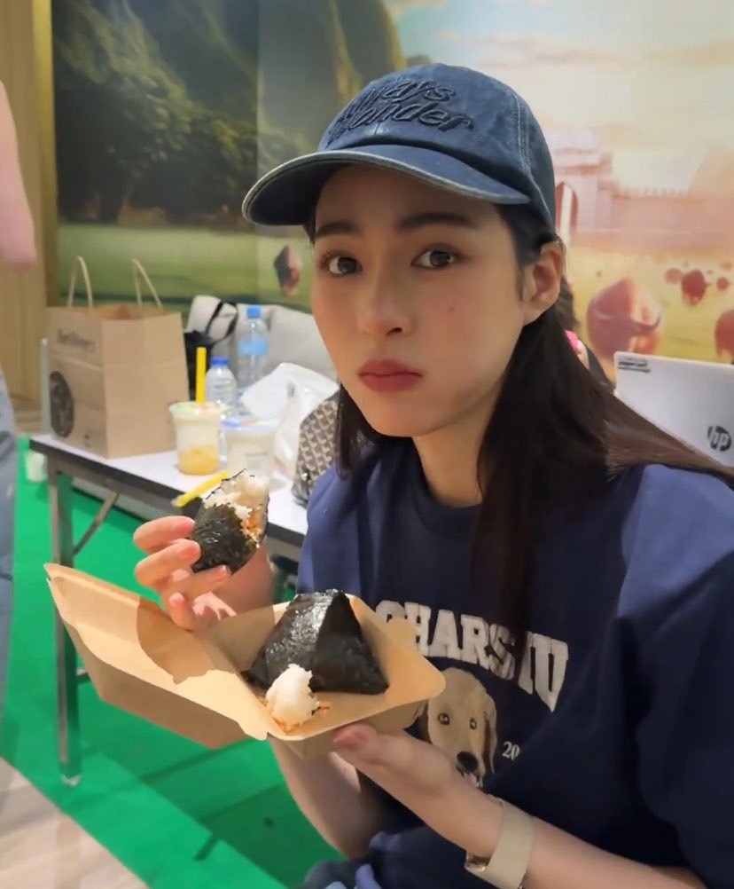 has this expression &amp; eyebrows since the beginning of time 😭