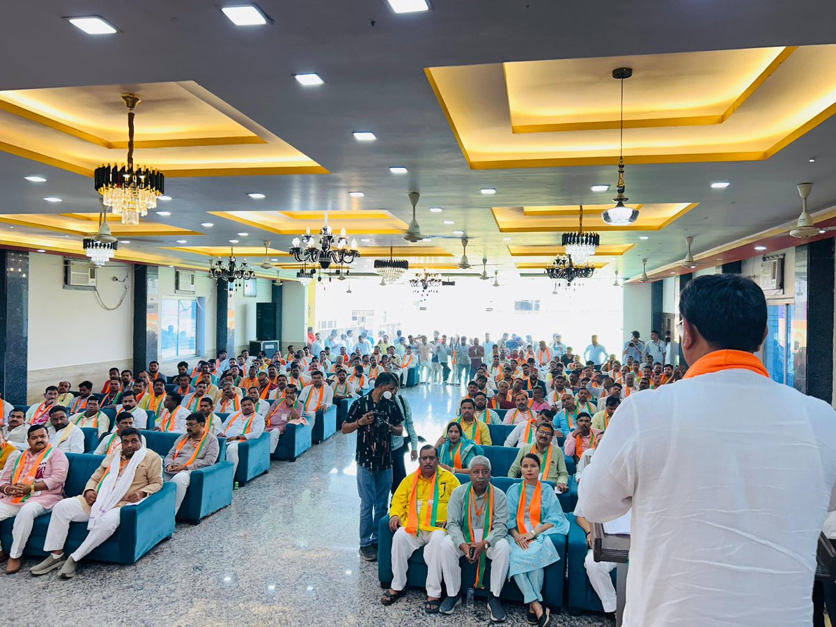 idharampalsingh's tweet image. आज बिलग्राम विधानसभा जिला हरदोई में माननीय प्रदेश अध्यक्ष श्री पंकज चौधरी जी के साथ आगामी 29 अप्रैल को यशस्वी प्रधानमंत्री माननीय श्री @narendramodi जी की विशाल जनसभा के निमित्त व्यवस्था बैठक में रहना हुआ।

 #NarendraModi #BJPUP