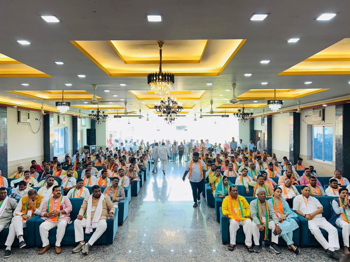 idharampalsingh's tweet image. आज बिलग्राम विधानसभा जिला हरदोई में माननीय प्रदेश अध्यक्ष श्री पंकज चौधरी जी के साथ आगामी 29 अप्रैल को यशस्वी प्रधानमंत्री माननीय श्री @narendramodi जी की विशाल जनसभा के निमित्त व्यवस्था बैठक में रहना हुआ।

 #NarendraModi #BJPUP