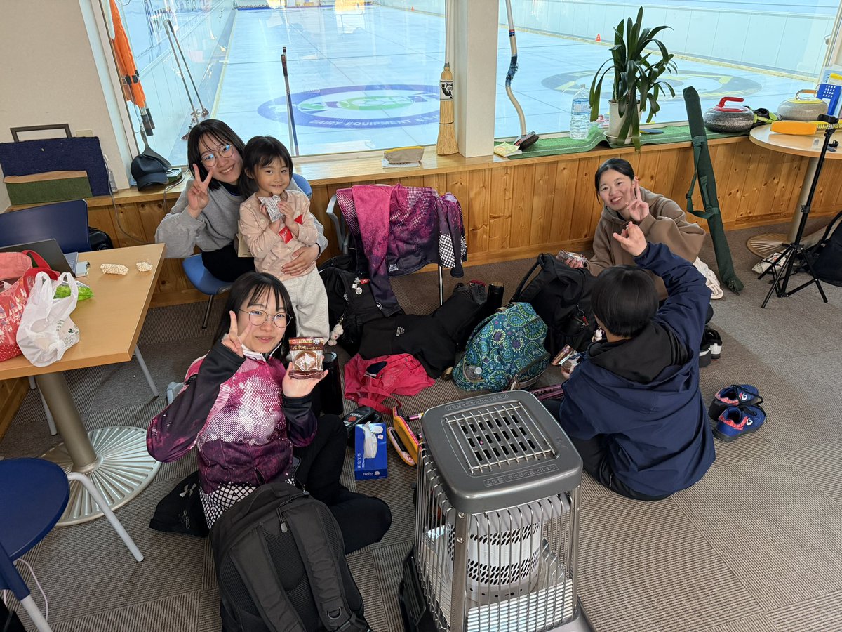 本日は2部練
チーム練習した後は
帯広で合宿をしている
KiT CURLING CLUB チェア部さんと練習試合をしました🥌
ありがとうございました！

明日も2部練？
練習試合予定です💎

土谷心雪は
常呂で開催されている中学カーリング選手権北海道選考会に出場してます!
北海道代表目指して頑張れ🔥#カーリング
