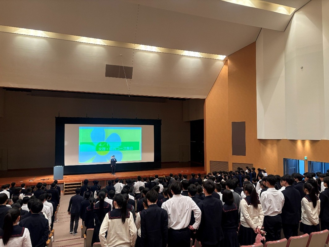 WS_information's tweet photo. 〔高校１年生　コース集会〕

先日実施しました高校１年生のコース集会の模様をHPにアップしております。
是非ご覧ください！
https://t.co/SyJUSOdgaq
#早稲田大阪 https://t.co/PPSmTdpATp