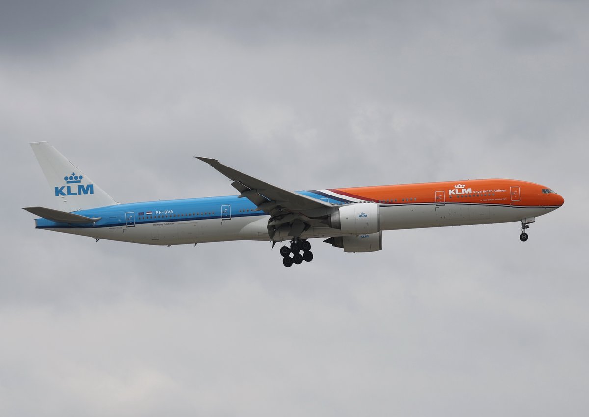 akira_raptor01's tweet image. 2026年4月25日
#成田空港（Narita International Airport）
#NRT #RJAA
②KLM Royal Duch Airlines   Boeing 777-306/ER   PH-BVA
   'Orange Pride Livery'

※Bラン（RW34R）降り
※この機体が撮りたくてちょっと早めに展開
※上りも撮ってますが省略
※雲が多く上りも含め陽が当たらず残念