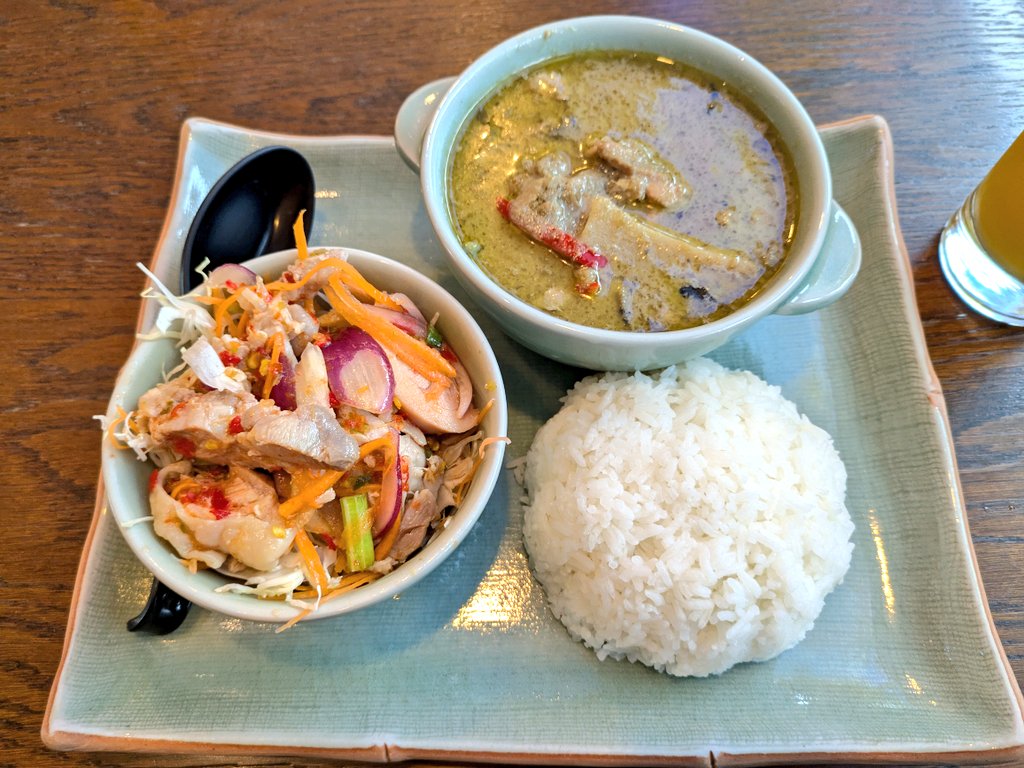 グリーンカレーがマイブームです！
付け合せのサラダの方が辛味と酸味で刺激強かった笑
めちゃくちゃおいしかった😍