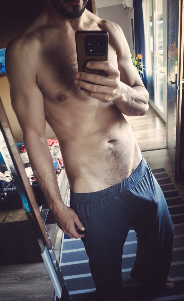 KamiMacho19792's tweet photo. Another very hard morning! 🍆
Which is better, top or bottom? 😉

//

Újabb nagyon kemény reggel! 🍆 
Melyik jobb felül, vagy alul? 😉

.

#hardmorning #harddick #magyaramatőr #tallguy #sexyguy #penis #abs #muscular #muscle #sexy #dickpic https://t.co/bedIjpVXZM