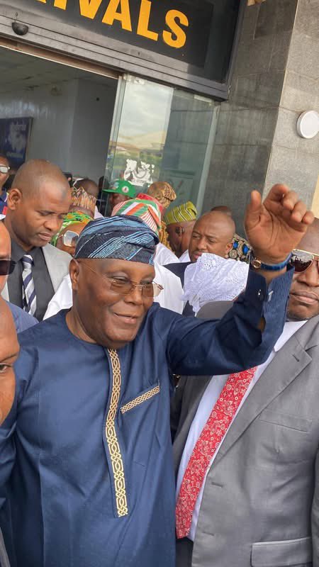 Hon_Jesugbemi's tweet image. Atiku, Aregbesola land in Ibadan for the Opposition Summit, Oyo State ADC leaders, members ecstatic jubilation at Ibadan Airport. 
#follower #highlights #AtikuAbubakar #2027Elections