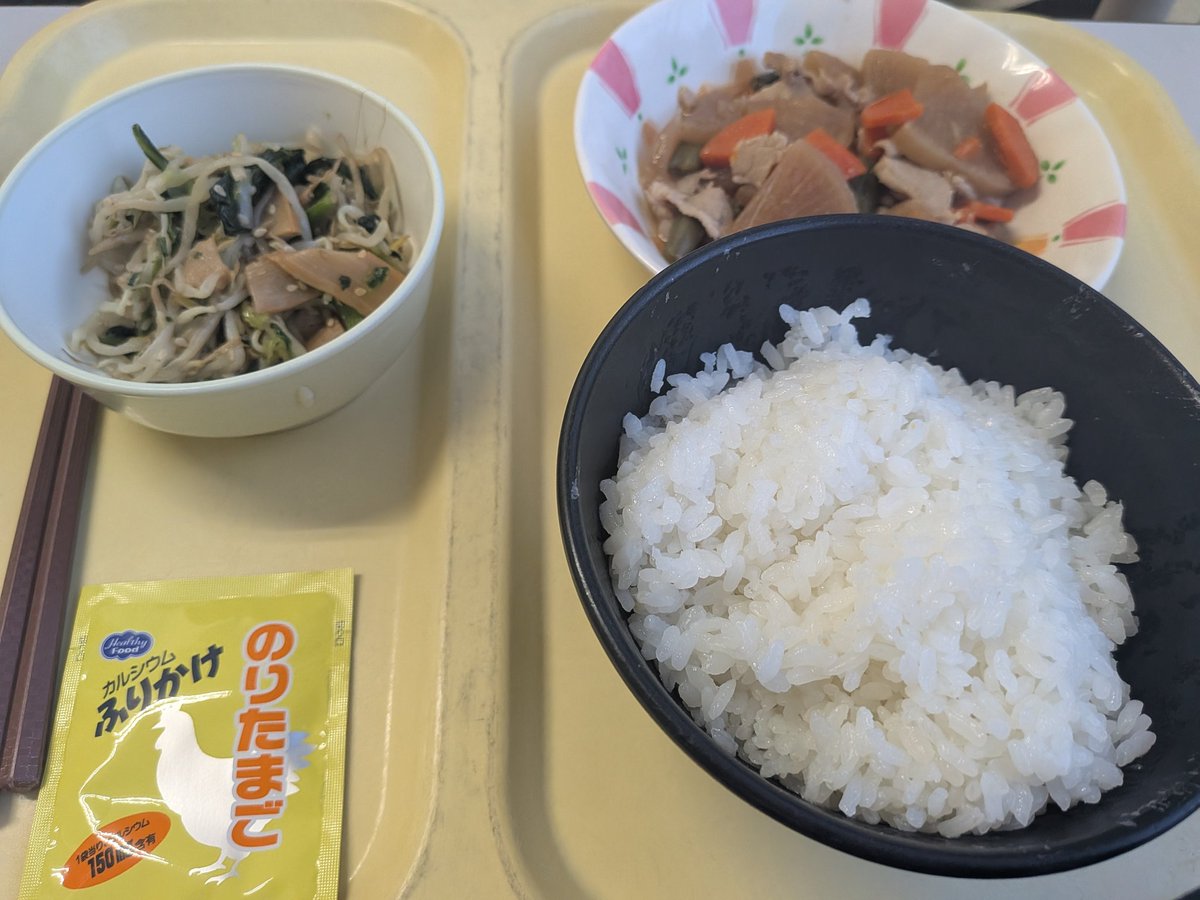 gogotake213's tweet photo. 今日の夕飯🍚🥢

身体に染みる和食メニュー。

大根と豚肉の煮物がトロトロで最高においしい！

のりたまふりかけって、たまに無性に食べたくなりますよね。

しっかり食べて、明日も頑張ろう💪✨

#入院23日目　#退院まで3日　#病院食 https://t.co/gS6Cq3JJTK