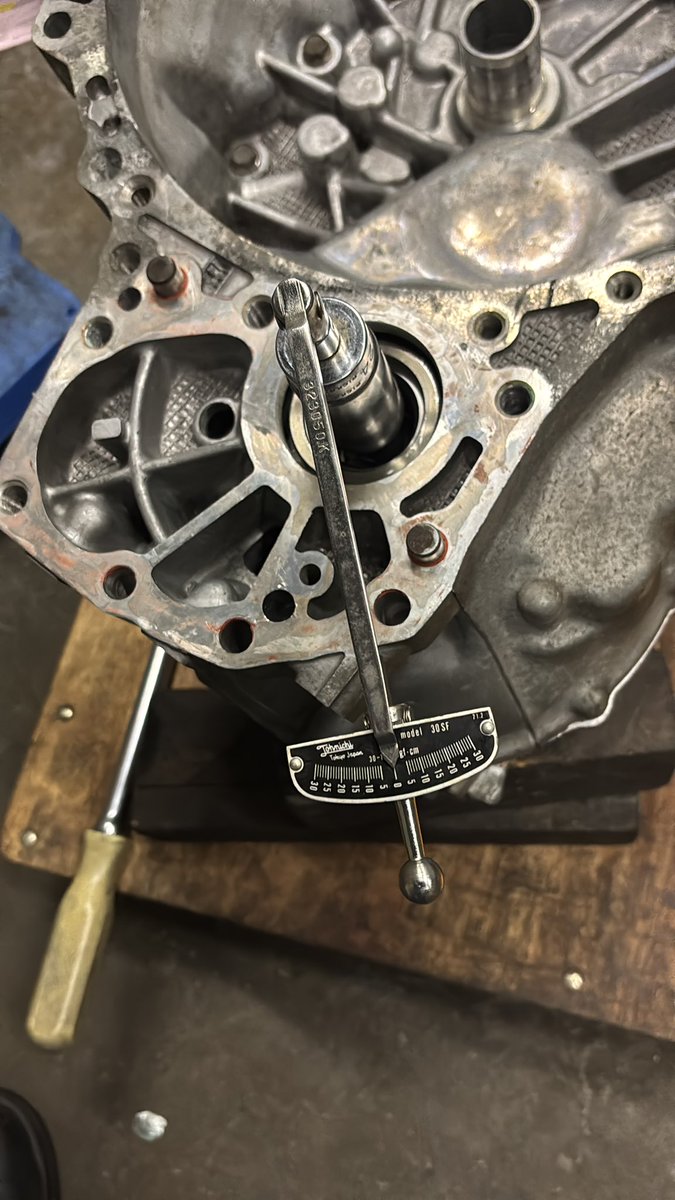 daip196788's tweet photo. やっとデフのプレロード調整が終わった
圧入してあるアウターレース毎回脱着で隙間がほとんど無いときてる
アウトプットシャフトのプレロード調整はやりやすかった
同じようにできなかったのかな https://t.co/o0PoZmgEok