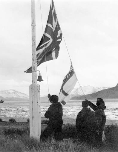 falklands_utd's tweet image. On this day in 1982, Operation Paraquet saw British forces retake South Georgia:
“Be pleased to inform Her Majesty that the White Ensign flies alongside the Union Jack.” 🇬🇧