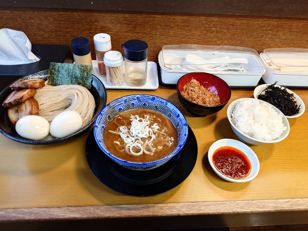 Lookat_nonke's tweet photo. らーめん　にい村

王道フルカスタム

今月もう1回来れましたわ・・・。
多分アタクシはこれでコイツとは暫しのお別れ（）

3年間券売機で限定か王道か悩んだ日々が・・・。

また会おう。 https://t.co/pQdWTbIxWE