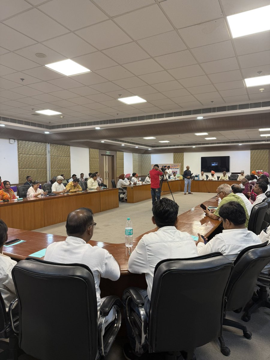 pratapsinghsms's tweet photo. सरकार के  द्वारा वर्तमान में लगातार देश विरोधी निर्णयों के ख़िलाफ़ 
बड़े आंदोलन की तैयारी की जाएगी 
जिसमे मुख्य रूप से 
सुरेश महिला जी 
बीपी अशोक जी पूर्व आईपीएस 
आईएएस महेश जी 
आईपीएस रामलाल जी 
एवं अन्य साथी सामिल हुए 

प्रताप सिंह अहिरवार 
राष्ट्रीय अध्यक्ष 
समता मूलक संघ SMS https://t.co/ACl5Z7KbKc