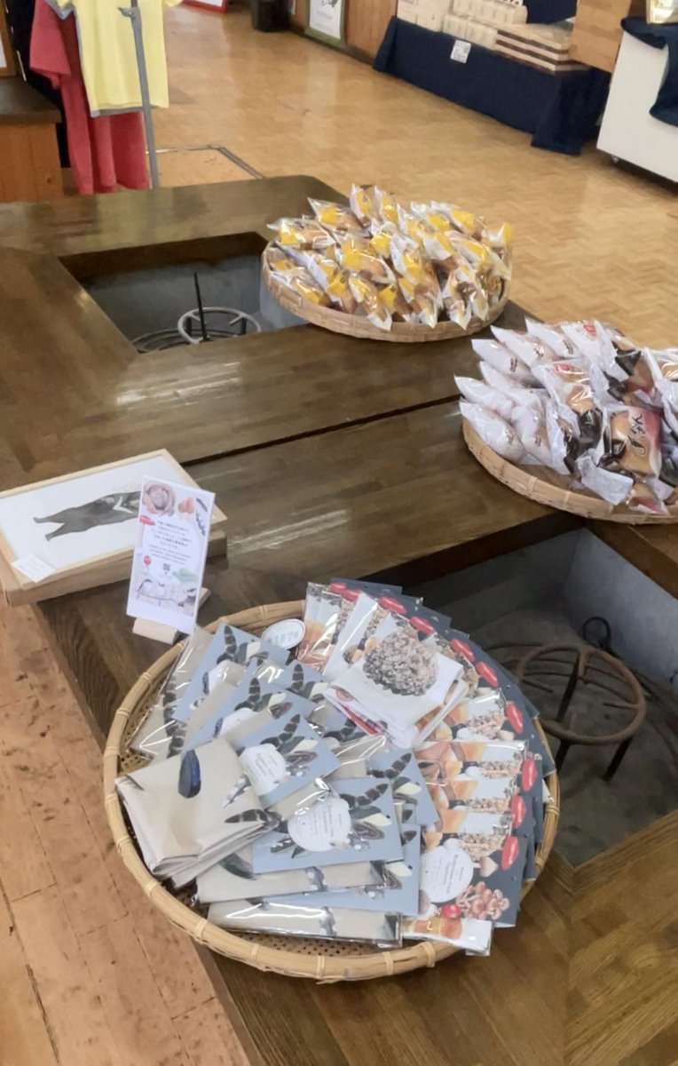 piccarico's tweet photo. そば処鬼無里さんにきのこと野鳥の羽バンダナ納品しました。

お店の前で鬼女紅葉伝説の紅葉がお出迎え🍁
オリジナル商品のえごまクッキーもおいしいよ。
水芭蕉群生地の奥裾花自然公園へはシャトルバスが運行中です♪

情報量… https://t.co/BE4Bigg5OH