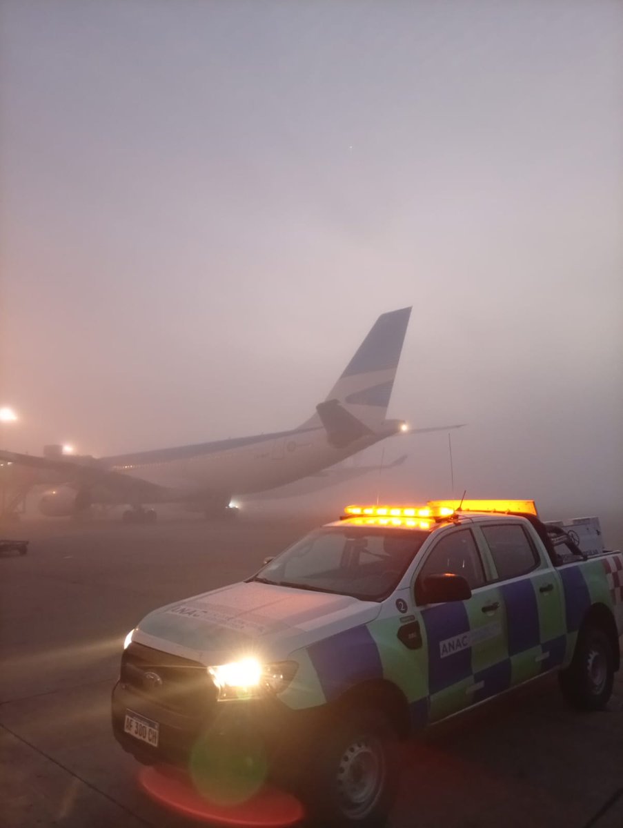 BelelliMarcelo's tweet photo. Visibilidad Reducida en  #Aeropuerto #Ezeiza. Control Terrestre de @ANACargentina realiza guiado de #Aeronaves y facilita circulación de equipos terrestres.
Para esta tarea es indispensable la información meteorológica dada por @SMN_Argentina

#SeguridadOperacional #Niebla https://t.co/CbAdx2zIaV