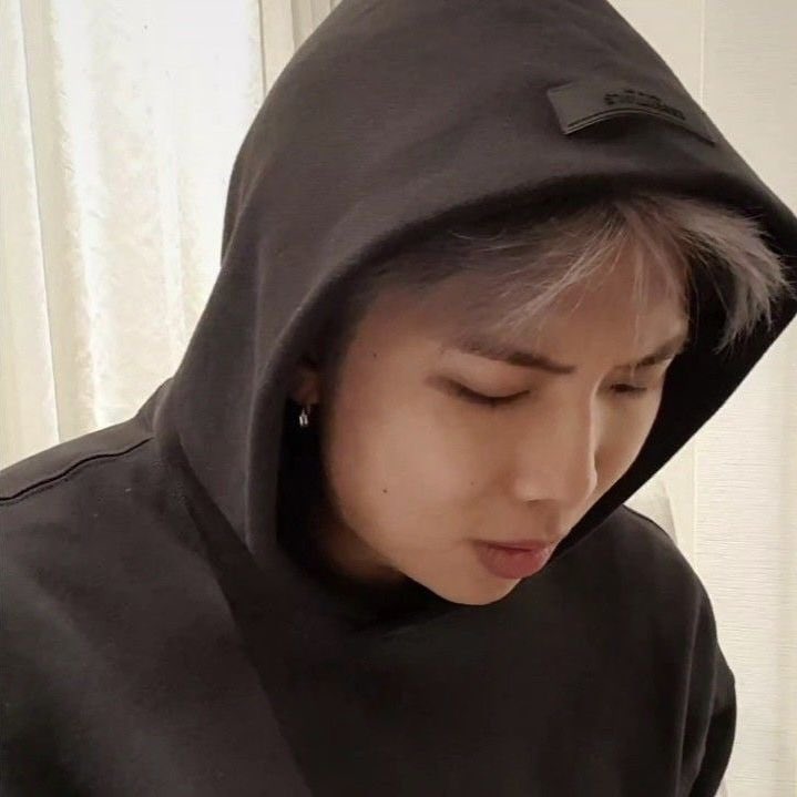 jelagajiwa's tweet photo. ⚲ 𝗕𝗮𝘀𝗸𝗶𝗻 𝗥𝗼𝗯𝗯𝗶𝗻𝘀, 𝗣𝗮𝗰𝗶𝗳𝗶𝗰 𝗣𝗹𝗮𝗰𝗲.

Sore ini agendanya menyantap es krim bersama Niamh. Sudah lama sejak terakhir kali kita bertemu, dia jadi tidak bisa berhenti berbicara dan menggerutu—terlalu banyak hal yang ingin diceritakan. https://t.co/m9s6aVPjBk