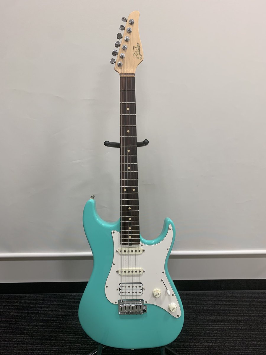 Tenrin0525's tweet image. かれこれ20年近く連れ添っている僕のSuhrギター🎸

アメリカにいた時にeBayで新古品として当時なんと💲1300でした笑
来てみてピカピカ新品で驚いたのを今でも覚えてます👀

超優秀で言う事ない仕事仲間、今週もお勤めご苦労様でした🙇

#suhr