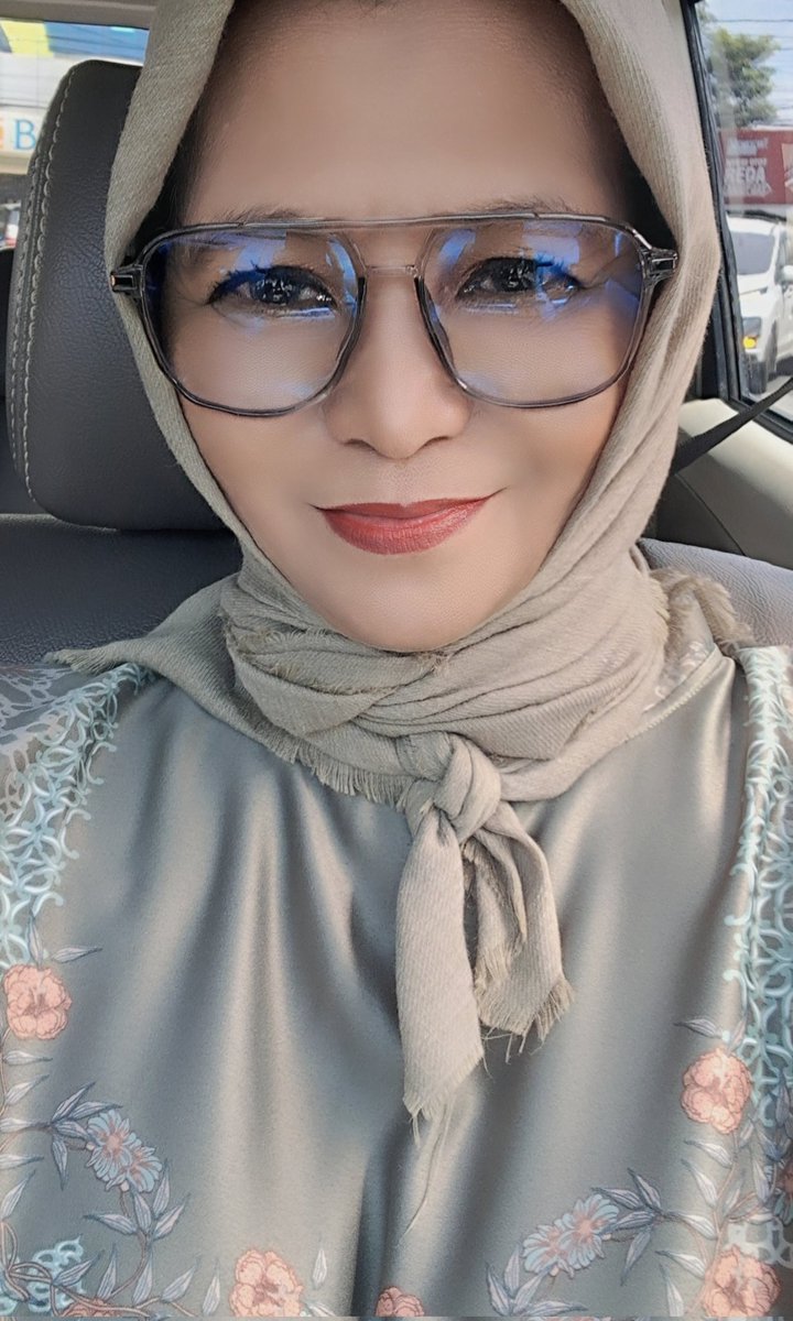 wowo_ierhp's tweet image. C ceuceu setiap ada kariaan kel besar nan notabene lebih dekat ke dia,bahkan anak2 memanggilnya uwa kecil,selalu ikut dgn kami

Aku sampai bertanya "ceuceu dengan siapa?"
Katanya "har! Ya mami atuh!"

Kok aku beda waktu ke undangan sebelumna ke tetangga kampungku! Hahahaa #ups 🤣