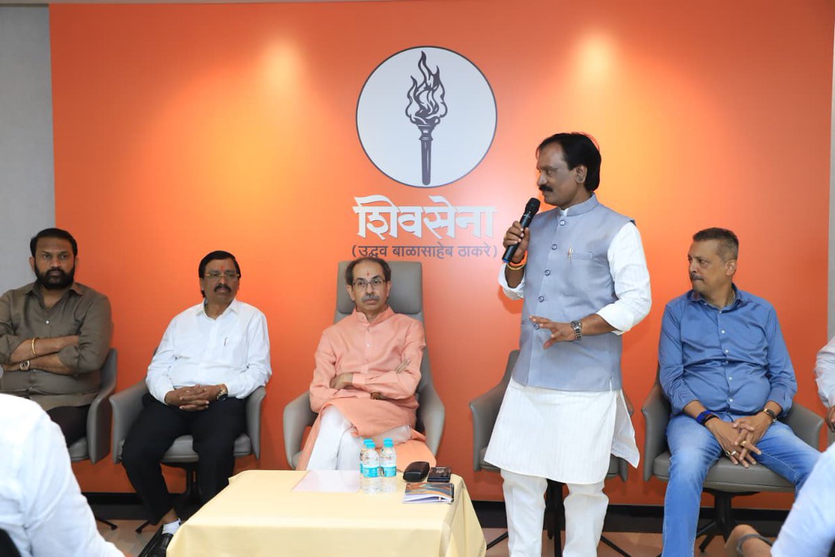 शिवसेना (उद्धव बाळासाहेब ठाकरे) पक्षाच्या परभणी येथील पदाधिकाऱ्यांची आज शिवसेना भवन येथे पक्षप्रमुख मा. श्री. उद्धवसाहेब ठाकरे ह्यांच्या उपस्थितीत संपन्न झाली. ह्यावेळी शिवसेना नेते सचिव विनायक राऊत, शिवसेना नेते अंबादास दानवे, शिवसेना सचिव आमदार मिलिंद नार्वेकर, शिवसेना प्रवक्ते