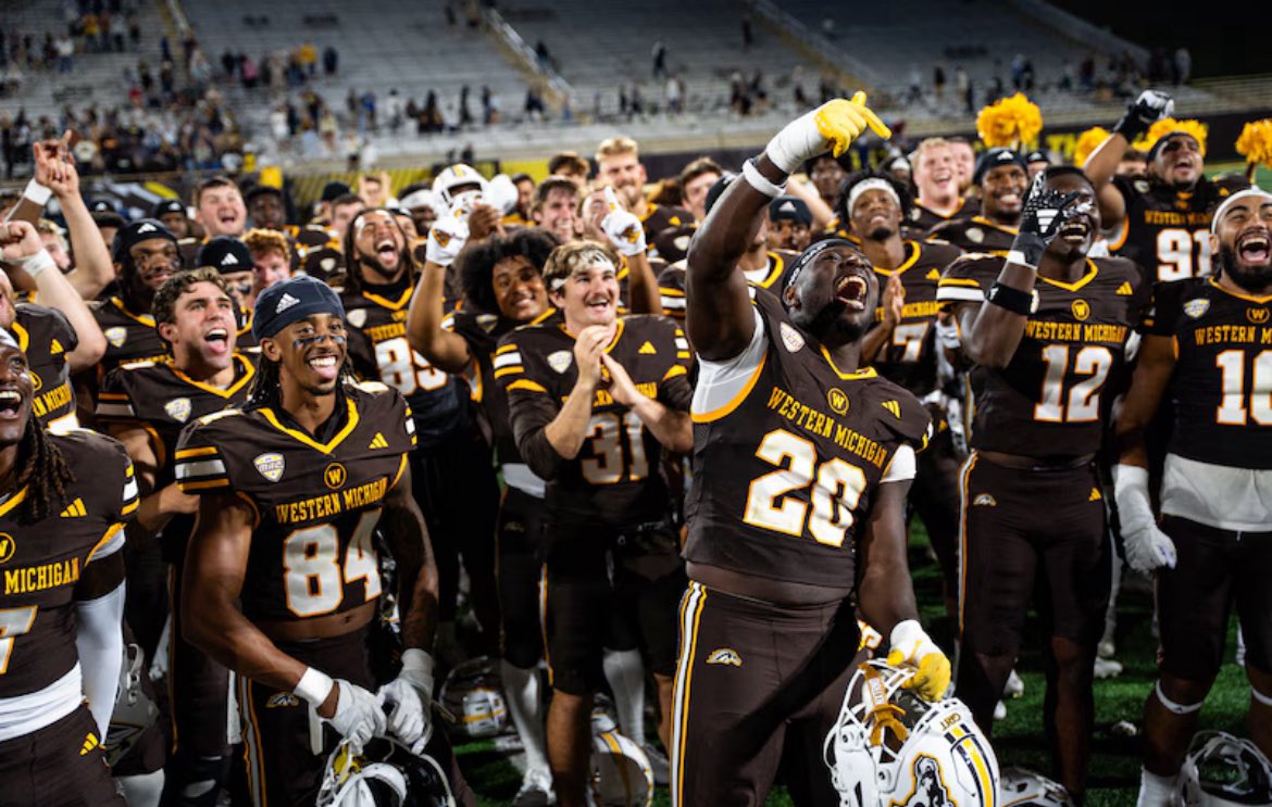 BernardiCoach's tweet image. Excited to see @wmu_football ✈️ around at the Spring Showcase!! 

#moneyset #Details #EAT #discpline #Elite