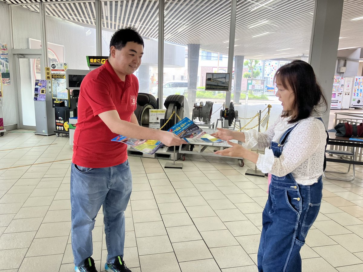 rtsa2026's tweet photo. 鉄道博物館駅でチラシを配布させていただいております！

5月3日・4日、埼玉県県民活動総合センターで「プラ鉄道 信号ゲーム」開催。

巨大机上レイアウトで自分の車両を走らせて、渋滞回避や追い抜きを自分で操作！
鉄道指令員・信号係も体験！

ご予約はいこーよから→ 
https://t.co/F1W8g1xfN6 https://t.co/VgPYB9g6no