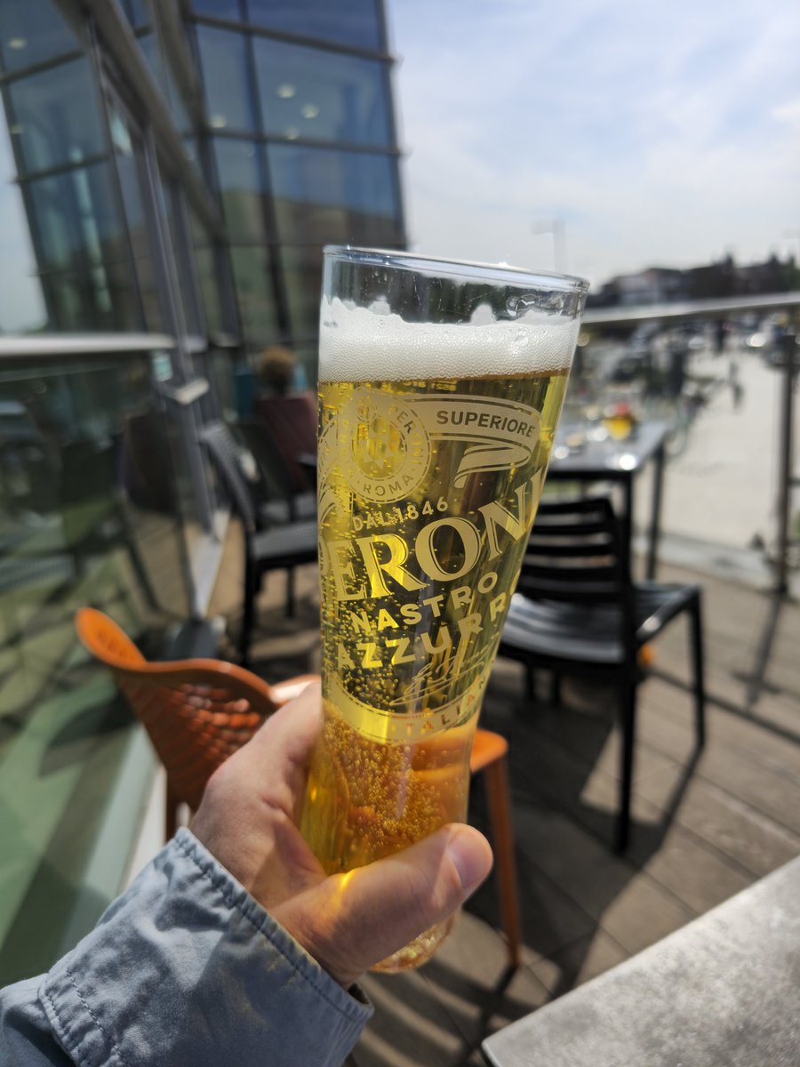 BOZRFC's tweet photo. @ReadingFC UTFD💙🤍⚽️💙🤍🍺🍺🌞🌞🌞🌞 https://t.co/qxkKz4OvLI