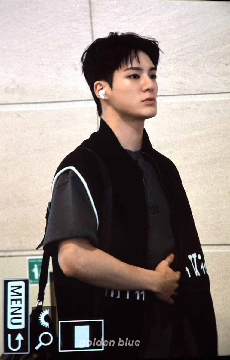 golden blue tweet media