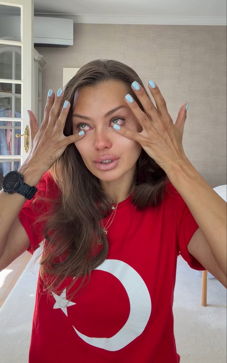 AmourskyCyrille's tweet photo. Chers collègues, par pitié.

On peut arrêter d’en faire des caisses avec Victoria Bonya, cette « influenceuse qui a osé défier le pouvoir russe » ?

Elle n’a pas critiqué Poutine mais son entourage, elle a même dit qu’elle le soutenait ainsi que sa politique (donc la guerre).

Trois jours après sa vidéo adressée à Poutine, elle a fait une nouvelle vidéo où elle pleure de joie car « Peskov a répondu », tout en attaquant l’opposition en disant qu’elle « n’en fait pas partie » et en terminant par des remerciements à Poutine 🤣

C’est le rituel d’humiliation classique auquel les Russes sont habitués depuis des décennies. Une mentalité d’esclave, où se faire écouter entrain de telles émotions, alors que c’est la base d’une supposée démocratie. Et elle remercie Poutine en plus !

Ce n’est pas une figure de l’opposition à Poutine. Elle n’a rien d’une révolutionnaire.

C’est une blogueuse qui vit à l’étranger qui a décidé de faire une vidéo où elle se plaint des coupures d’Internet et du blocage des réseaux sociaux.

Les conditions sociales et économiques ? La guerre ? La dictature ? Les répressions ? 
On s’en fout ! Ce qui compte c’est de faire tourner le business sur ses réseaux sociaux !

Arrêtez cette quête permanente « du bon russe, qui, malgré tout, résiste à Poutine » surtout si c’est pour glorifier une personne qui ne le mérite pas.

Allez voir Iachine, Ponomariev et d’autres. C’est eux qui méritent la lumière de vos projecteurs.

En tant que russe farouchement opposé au Kremlin, sa politique et à la guerre - je n’ai rie d’autre que du mépris pour des personnes comme Victoria qui n’ont pas daigné de lever leur petit doigt au cours de toutes ces années pour dénoncer les dérives de ce gouvernement.

Tant que ça ne la concernait pas, elle s’en foutait. C’est ça le modèle de la Russie ?