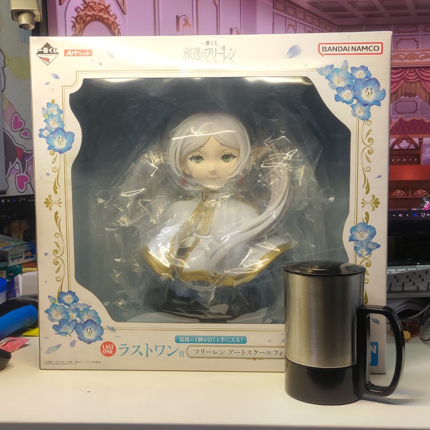 「一番くじ 葬送のフリーレン ラストワン アートスケールフィギュア」着弾。
届いてビックリ、箱デカっ！！まぁ中身もデカいのは想像してたけど思ったよりもデカかった。
このフリーレン目がドールアイが使われており追視するので斜めから見ても目が合う仕様になってます。