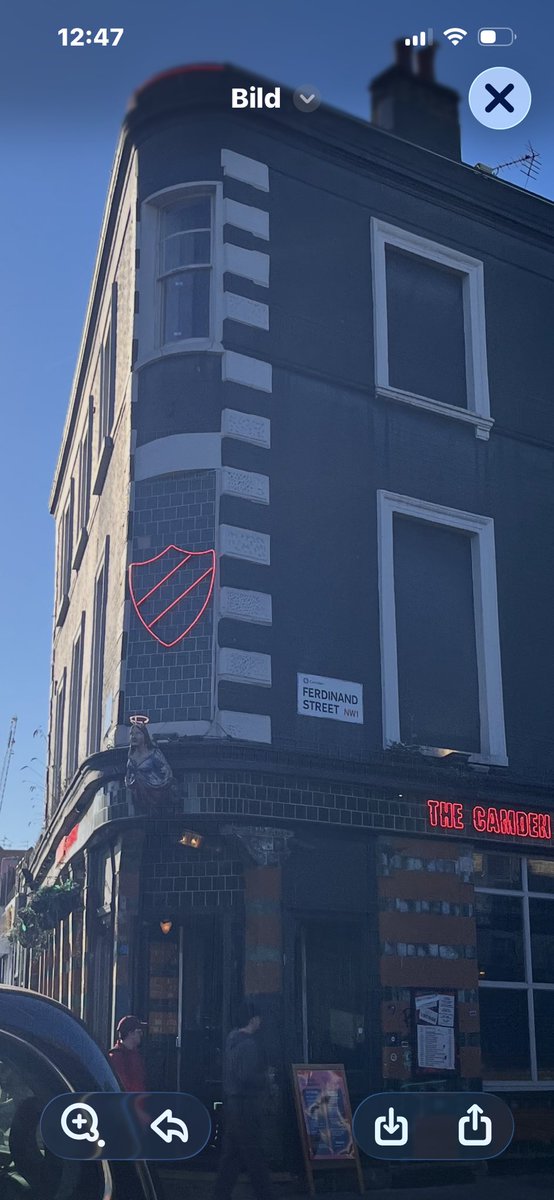 Tomwhye1's tweet photo. Coolt att London nu smyckar byggnader med skölden sen vår oförglömliga invasion där. 

Romarna 
Vikingarna 
Djurgårdarna 

Invasioner England aldrig glömmer och som satt eviga avtryck. https://t.co/uKDZyhwJta