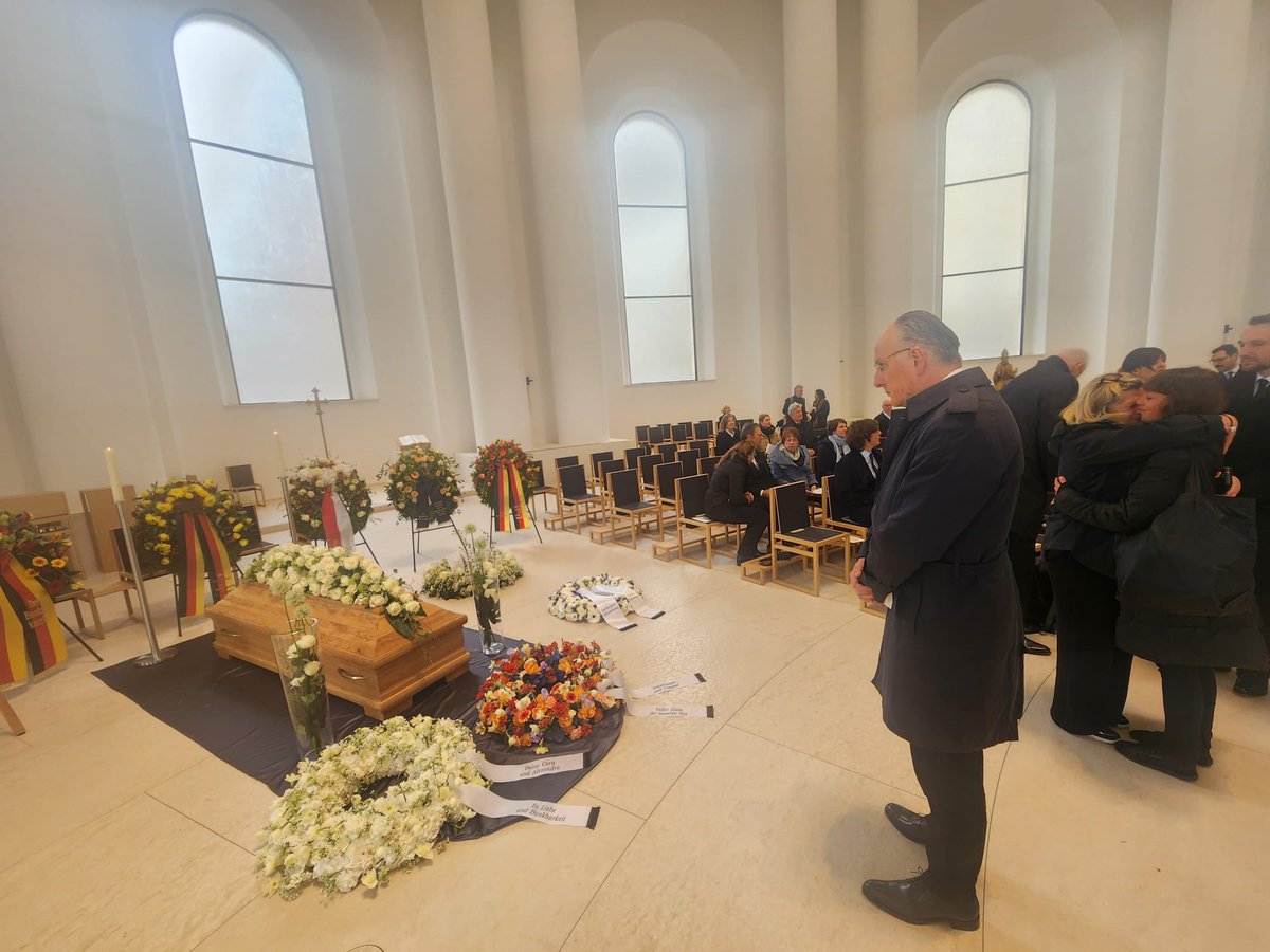 BiHAmbBerlin's tweet photo. U svojstvu ambasadora Bosne i Hercegovine u SR Njemačkoj prisustvovao sam službi i komemoraciji povodom smrti Christian Schwarz-Schillinga. Poseban je bila riječ koju su koristili svi koji su se obratili, od članova njegove porodice, preko sveštenika, do kolega i prijatelja. 🧵 https://t.co/SX4iBeHQtK
