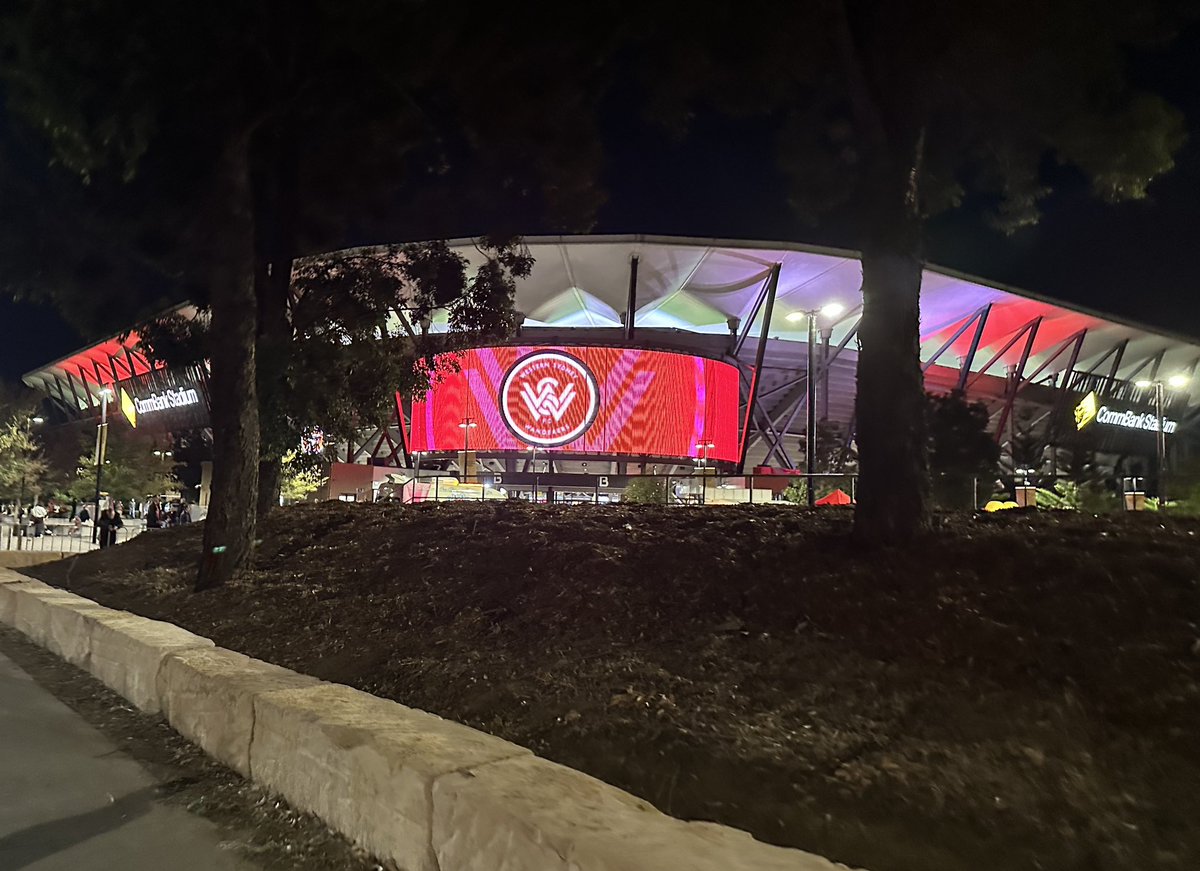 SmithTexi's tweet photo. Running the rule over @SydneyFC’s future signing 😀 as @wswanderersfc bring down the curtain on the season from hell. Can’t tell which way this is going yet, @gomvfc hit the post and dominated the first half, the home side haven’t started playing yet. @aleaguemen #westsydney https://t.co/CaXulLE4AN