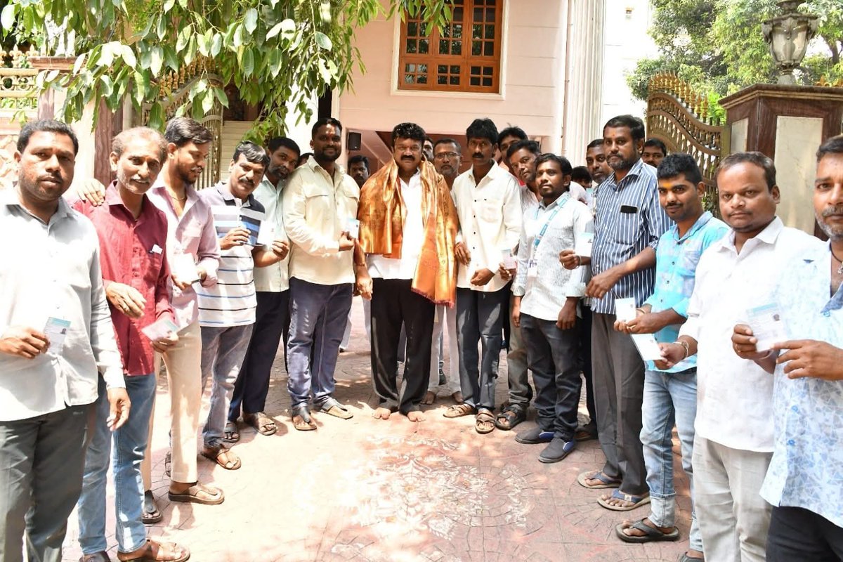 YadavTalasani's tweet image. Distributed welfare ID cards to building construction workers at the camp office.
#Welfare #Workers #Hyderabad #PublicService