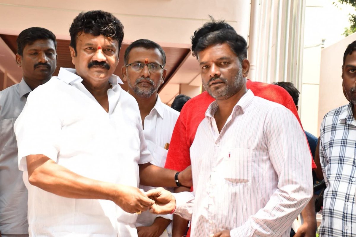 YadavTalasani's tweet image. Distributed welfare ID cards to building construction workers at the camp office.
#Welfare #Workers #Hyderabad #PublicService