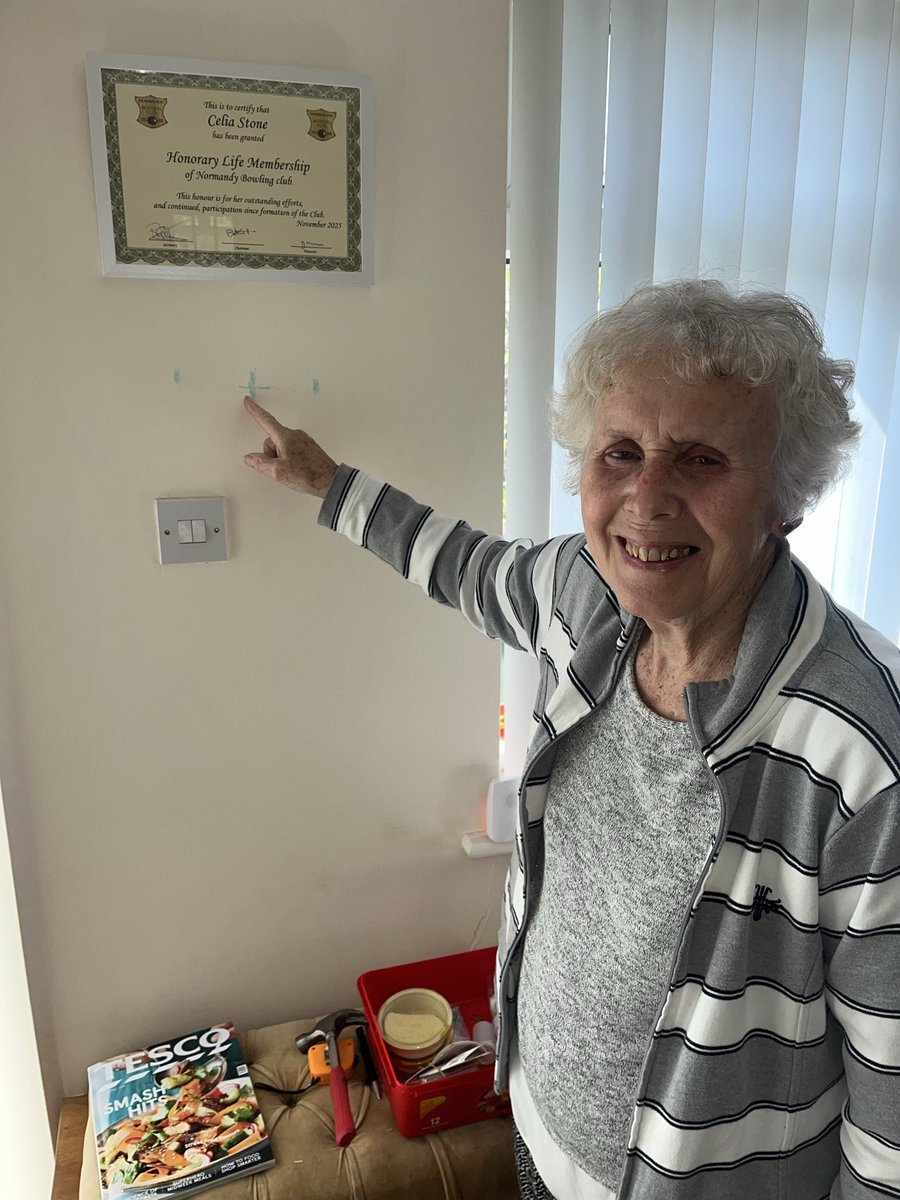 StoneDunk's tweet image. After the pride of last week, #Ma wanted her certificate hung on the wall. 

Her original setting out was a tad low, however. 😂