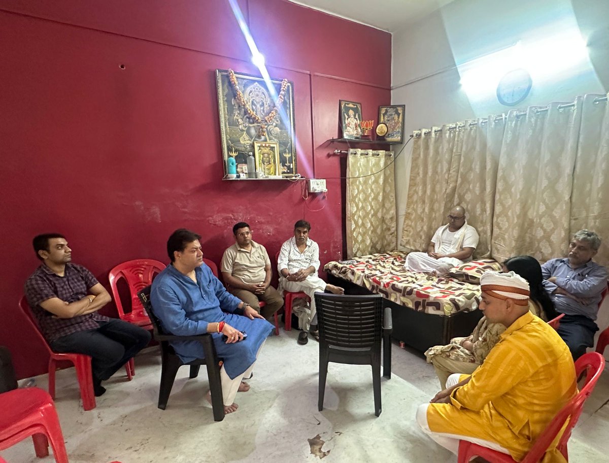पूर्व पार्षद हरबंश मोहाल श्रद्धेय अमित मेहरोत्रा जी का असमय निधन कष्टप्रद है।
बबलू मेहरोत्रा जी का निधन हम सभी के लिए अपूर्णीय और व्यक्तिगत क्षति है।
श्री करन महाना जी आज उनके निवास पर जाकर पुष्पांजलि अर्पित की। इस कठिन समय में उनके परिवारजनों से मिलकर उनके दुख में सहभागी हुए।