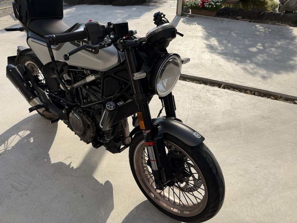 44hiro_'s tweet photo. ヴィットピレン401
前期型のショートフェンダーに換装
いまいち色が合ってない感
外装も前期型の白にしたいけど、
互換性あるのかしら？ https://t.co/J5SWnv9R1q