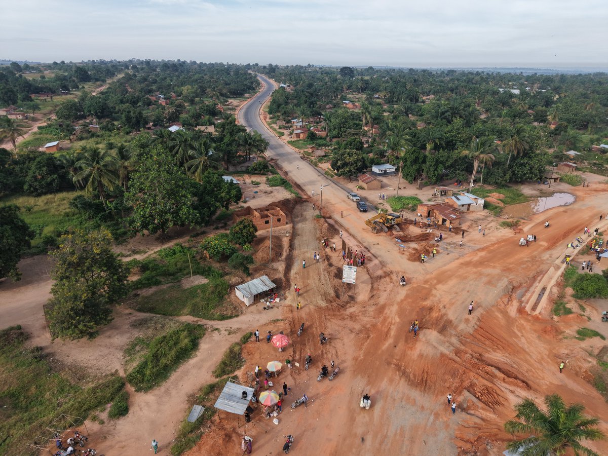 SISC_SA's tweet image. #Infrastructure｜ #Kinshasa: Le 20 avril, les travaux de raccordement du tronçon PK0+000–PK0+100 du projet routier Kananga–Kalamba Mbuji, financé par Sicomines dans le Cadre du programme Sino-Congolais, ont été officiellement lancés.
Situé à l’intersection avec la RN1, ce segment