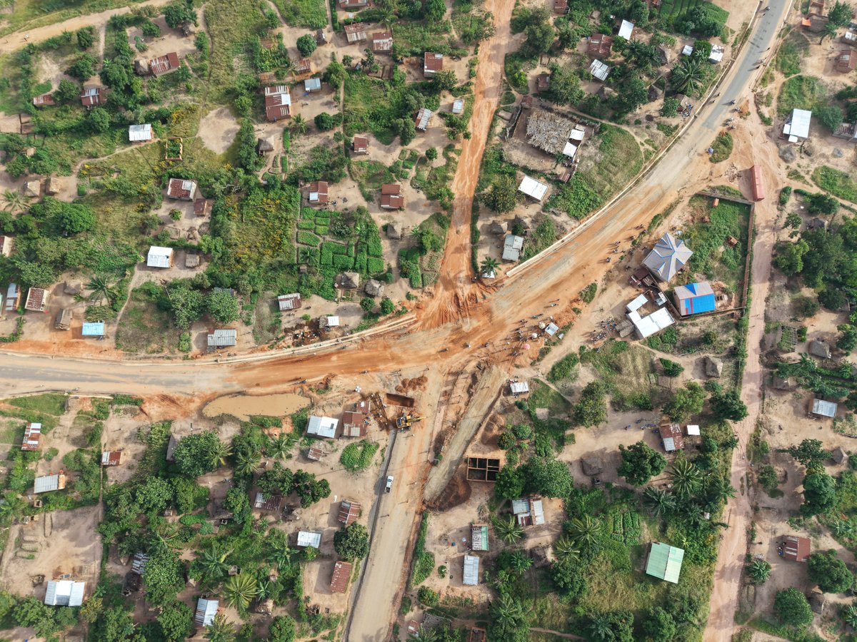 SISC_SA's tweet image. #Infrastructure｜ #Kinshasa: Le 20 avril, les travaux de raccordement du tronçon PK0+000–PK0+100 du projet routier Kananga–Kalamba Mbuji, financé par Sicomines dans le Cadre du programme Sino-Congolais, ont été officiellement lancés.
Situé à l’intersection avec la RN1, ce segment