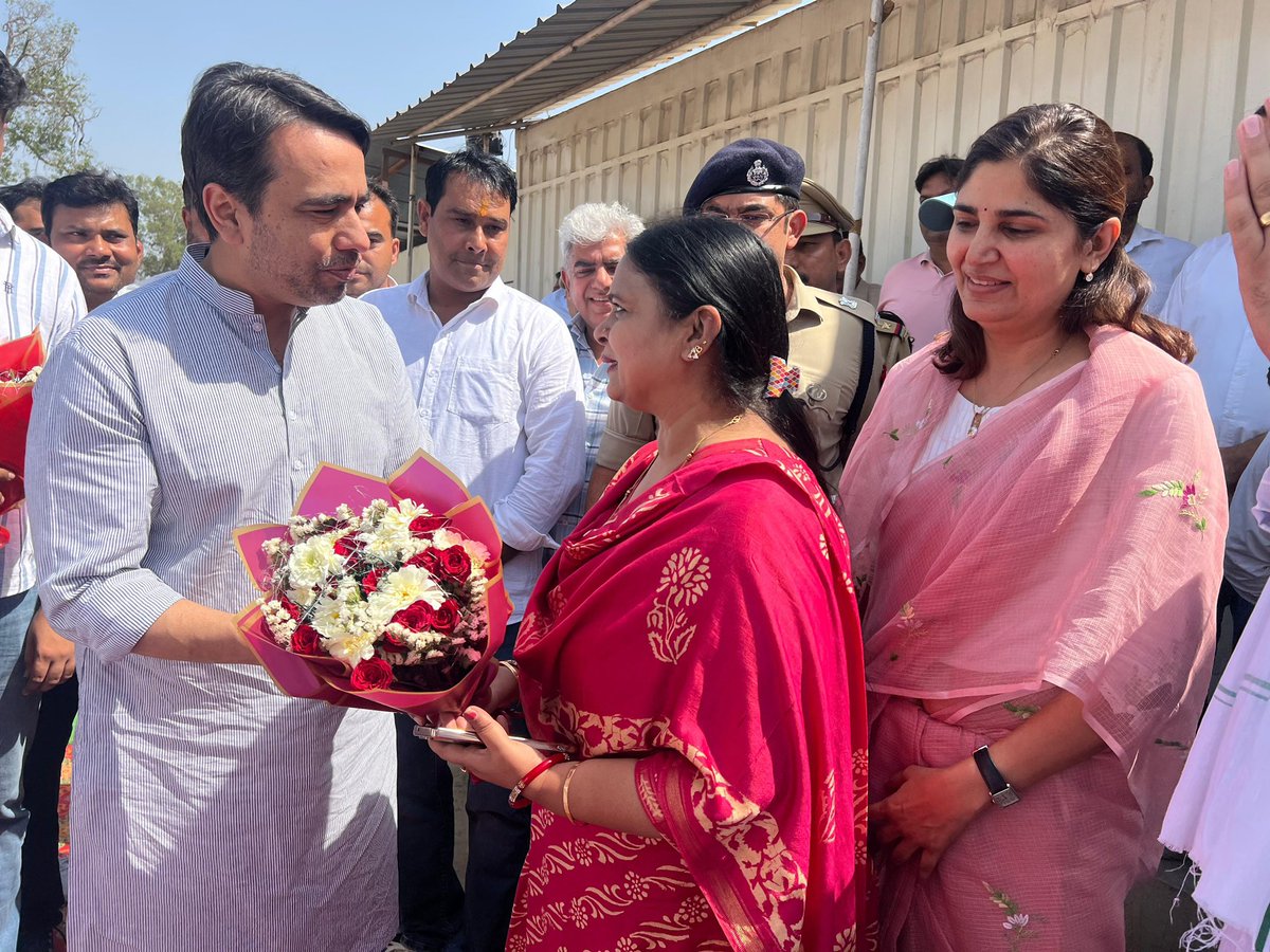 आज माननीय केंद्रीय मंत्री सह राष्ट्रीय अध्यक्ष चौधरी जयन्त सिंह जी ने मेरठ में निर्माणाधीन मेजर ध्यानचंद स्पोर्ट्स यूनिवर्सिटी का विस्तृत निरीक्षण किया। इस दौरान उन्होंने निर्माण कार्य की बारीकियों को समझा और अधिकारियों को स्पष्ट निर्देश दिए कि गुणवत्ता और समयसीमा में किसी भी