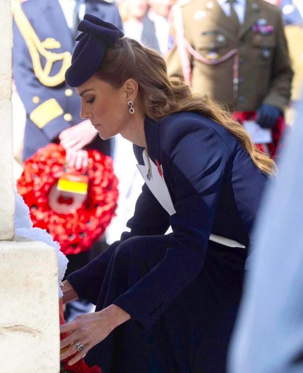 altmansgirl's tweet photo. Her side profile really is insane #princesscatherine #princesskate #princessof https://t.co/gnhM4eVMFl