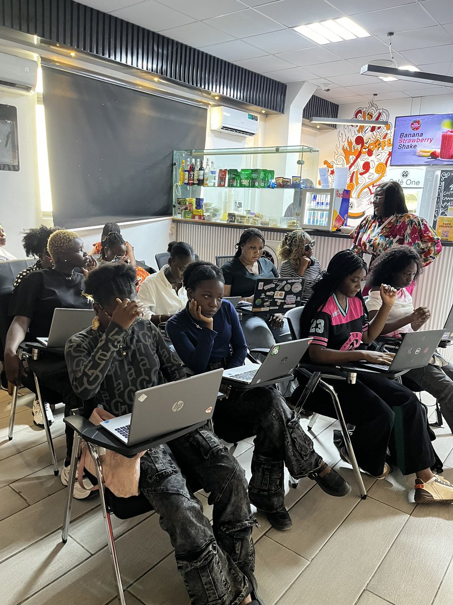 WTMAjah's tweet photo. Workshop ongoing  🔥🔥🚀🚀
Prompt to production: Turning ideas to real products with AI studio 🥳🥳🔥🔥 https://t.co/vrNnyJ31tm