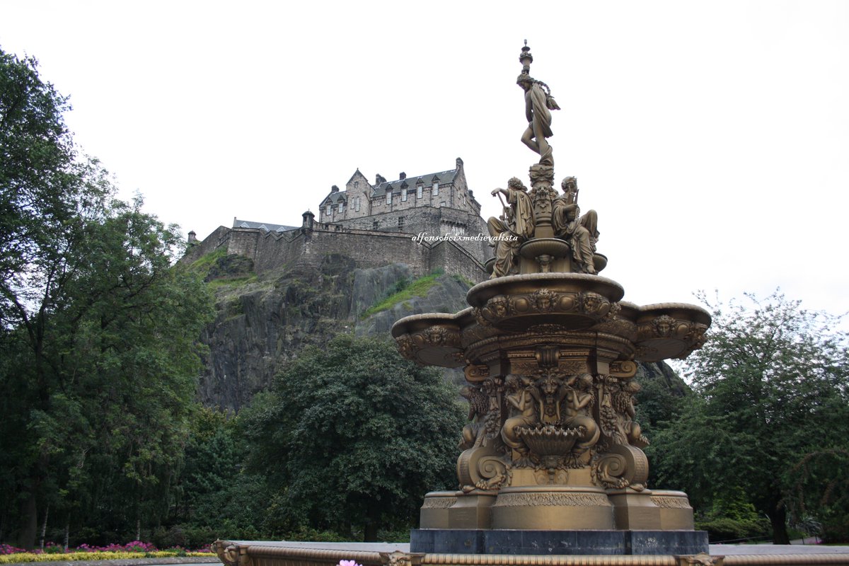 AlfonsoBoix's tweet image. En días como hoy, el petricor me lleva a mis días en #edimburgo (lo cual tiene más clase que la magdalena de Proust, ¿no?). 

En la foto (de mi autoría): la preciosa #rossfountain con el #castillodeedimburgo al fondo, en los #princesstgardens.
 
#medieval
#escocia 
#castillos