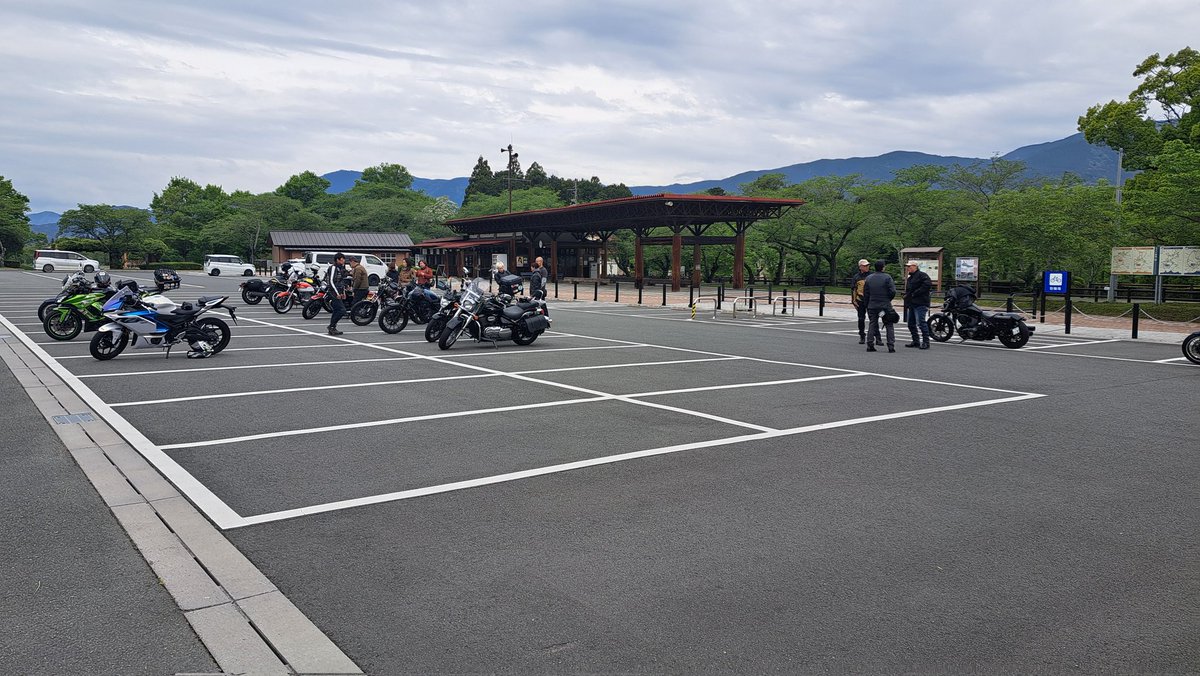 CLyama250's tweet image. 今日のツーリングは
桜淵公園に集合から
総勢25台のバイクがちぎれること無く大移動！🏍️
移動中の光景が撮りたかった😆
@akatomat1 
#TTL
