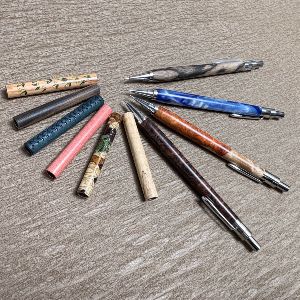 steef55148049's tweet photo. 📢 明日の出品予告
先日ご紹介したアクリルに加え、
黒柿や花梨のDM-1、短軸も出品いたします。
さらに、
焼入れパーツも各種ご用意。
素材違い、質感違い。
それぞれの表情を、ぜひお楽しみください。
明日、BASEにて販売予定です。
ぜひチェックしてみてください。
#SteefandCo
#DM1
#アクリル軸
#黒柿
#花梨
#短軸
#焼入れ
#カスタムパーツ