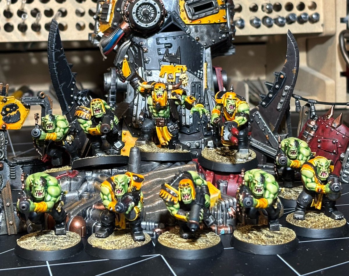 warhammer_Kem's tweet photo. オルク、シュータ•ボゥイズ完成
あまり物の寄せ集め...10版では

#ウォーハンマー
#WarhammerCommunity 
#warhammer https://t.co/cotSvOrBdr
