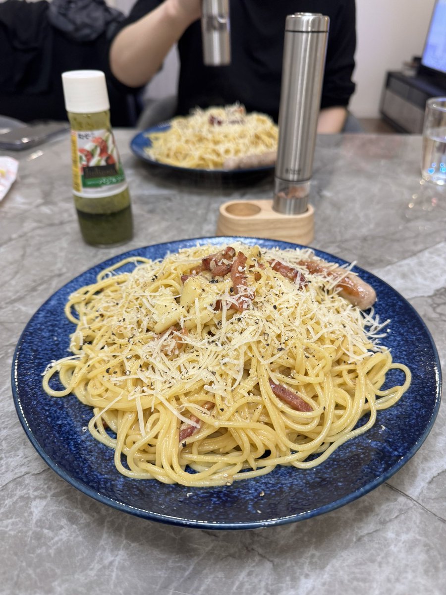 大量のぺぺ。あんま美味しくない麺を買ってしまったので残り全部やった。
600gくらいw
パルミジャーノは匂いきついけど美味しい✨
あとチーズ削るの楽しい笑