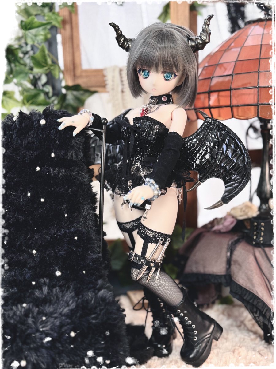 AkamurasakiCT's tweet image. りーちゃんと作品交換して頂いたドラゴンちゃんセット〜！
裾の飾りがSPバージョンなヘヴィな装いなのでここはルナさんのガーターニーソで更にヘヴィでセクシーに！（※もちあし用持ってなくて通常MDD用を伸ばして履かせてます）
素敵な作品本当に有難うございます！！

#ぴんくのしっぽ
#ScarletAlice